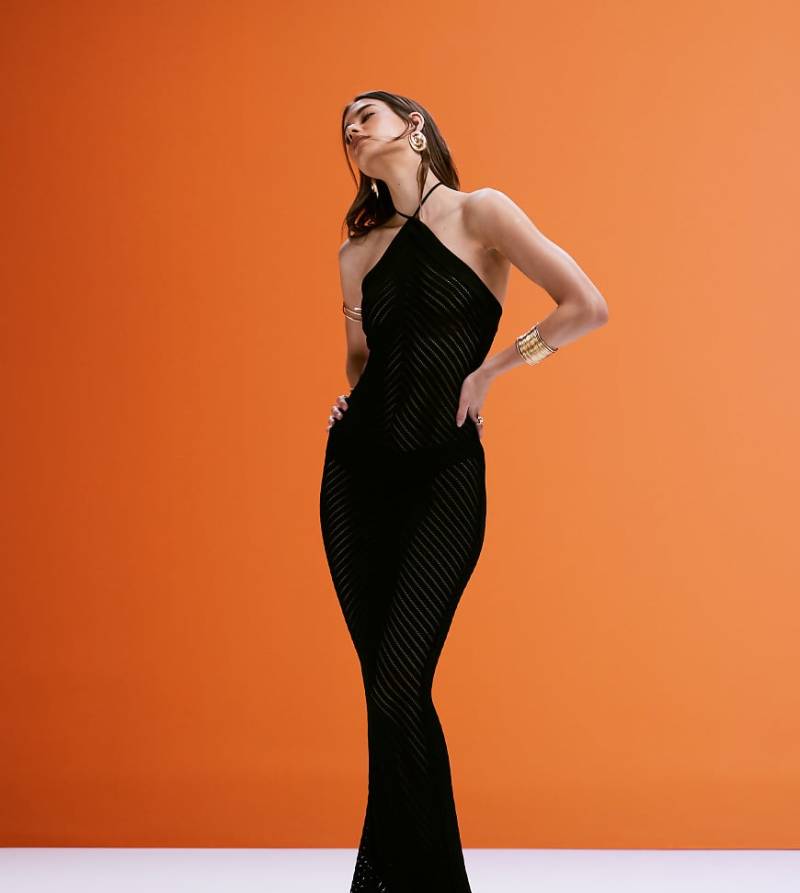 Murci - Exklusives, gestricktes Neckholder-Maxikleid in Schwarz mit Rückenausschnitt von Murci