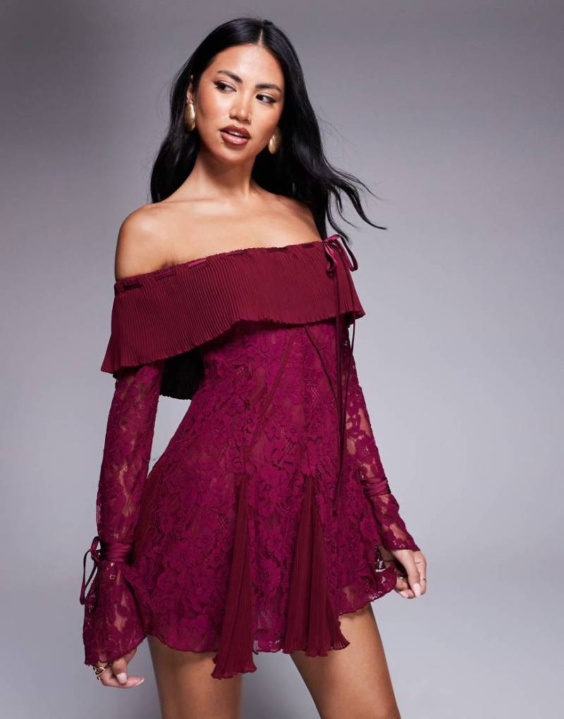 Murci - Exklusives, schulterfreies Minikleid aus Spitze in Pflaume mit eng anliegendem Schnitt und ausgestelltem Godet-Detail-Lila von Murci