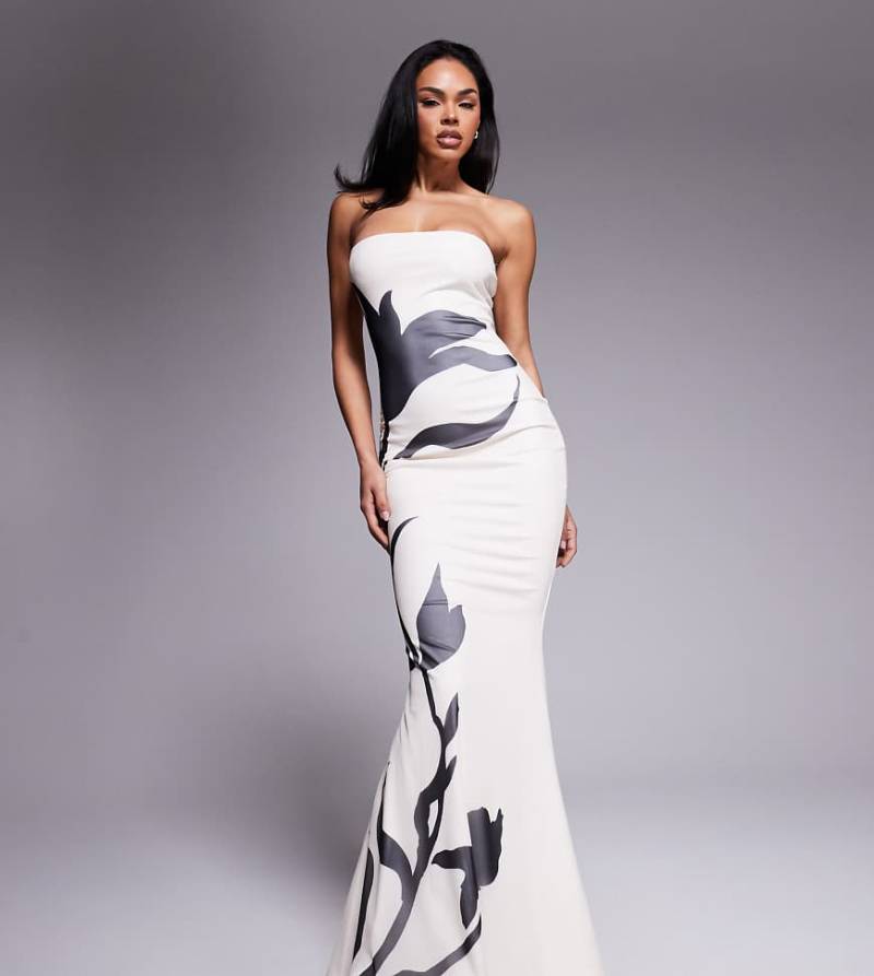 Murci - Exklusives, trägerloses Maxikleid aus Mesh in Weiß mit schwarzem Blumenprint und Schwalbenschwanz von Murci