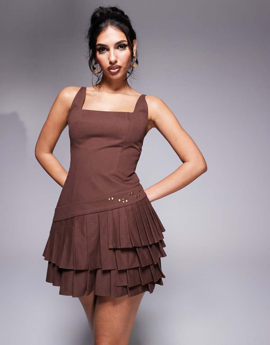 Murci - Exklusives Minikleid in Braun mit eckigem Ausschnitt, Schnürdetail und Nieten von Murci