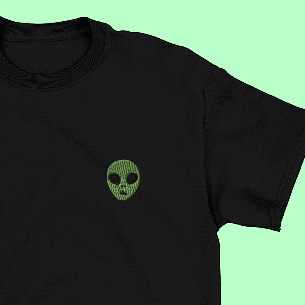 Grünes Alien Paranormal Besticktes T-Shirt von MurderApparel