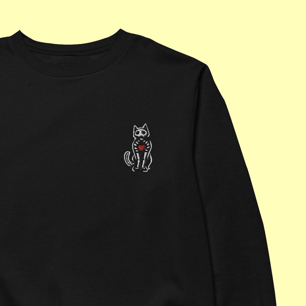 Schwarze Katze Skelett Witchy Besticktes Sweatshirt von MurderApparel