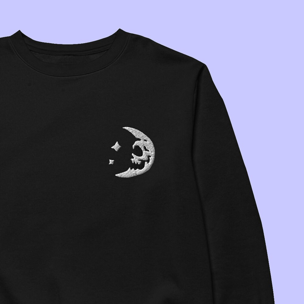 Witchy Lunar Skull Besticktes Sweatshirt von MurderApparel