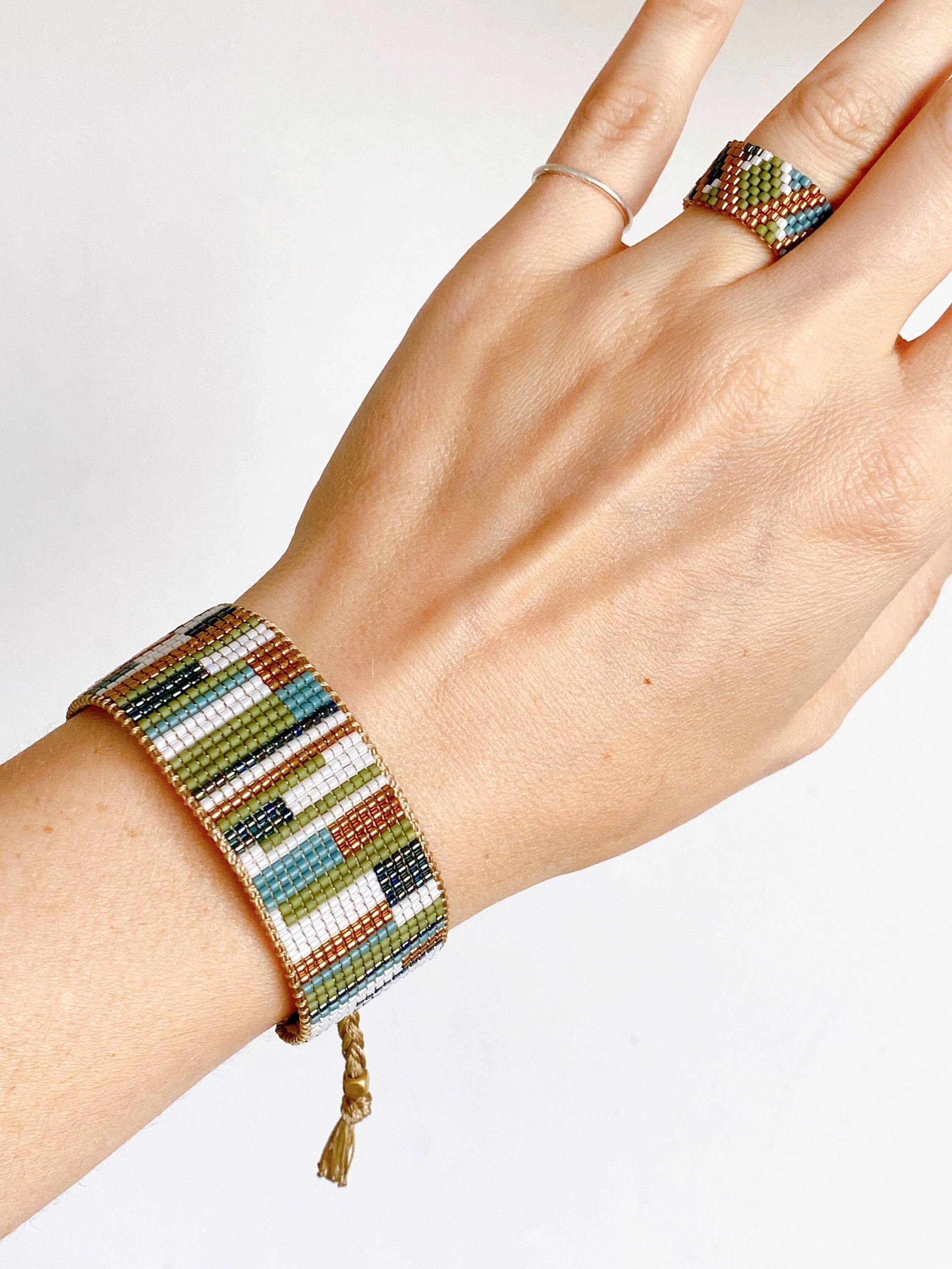 Handmade Self Care Geschenk Perlen Streifen Schmuck Set in Gold, Grün Boho Armband Ring Für Sie von MureliBeads