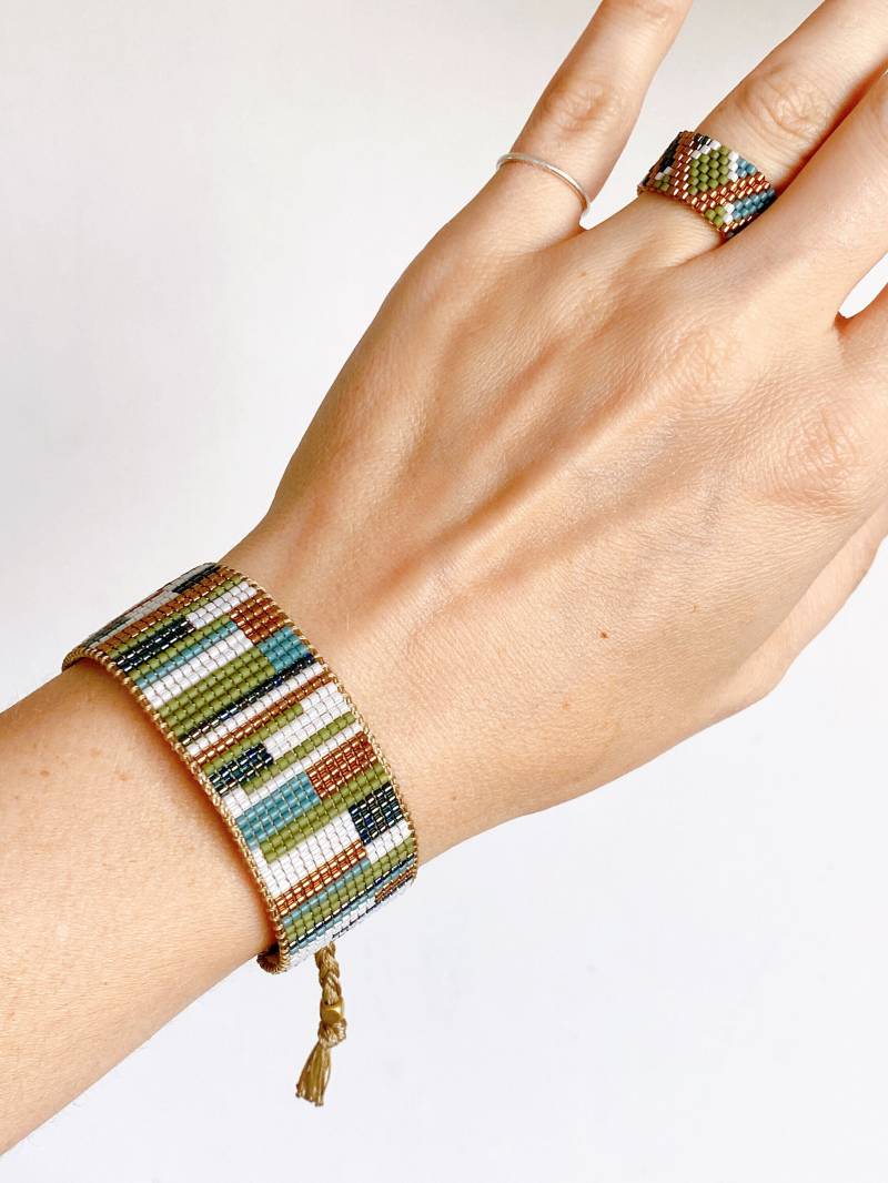 Handmade Self Care Geschenk Perlen Streifen Schmuck Set in Gold, Grün Boho Armband Ring Für Sie von MureliBeads