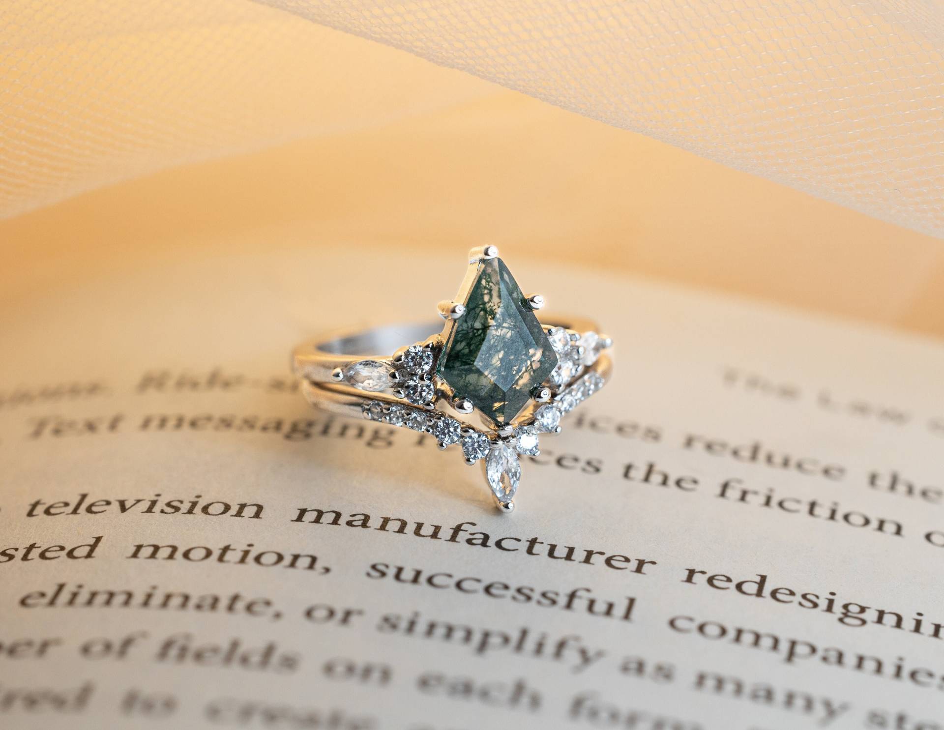 Drachen Schliff Grüner Moos Achat Ring Sterling Silber & Cz Akzente Drachen Schliff Grüner Moos Achat Ring Sterling Silber & Cz Akzente von Mureti