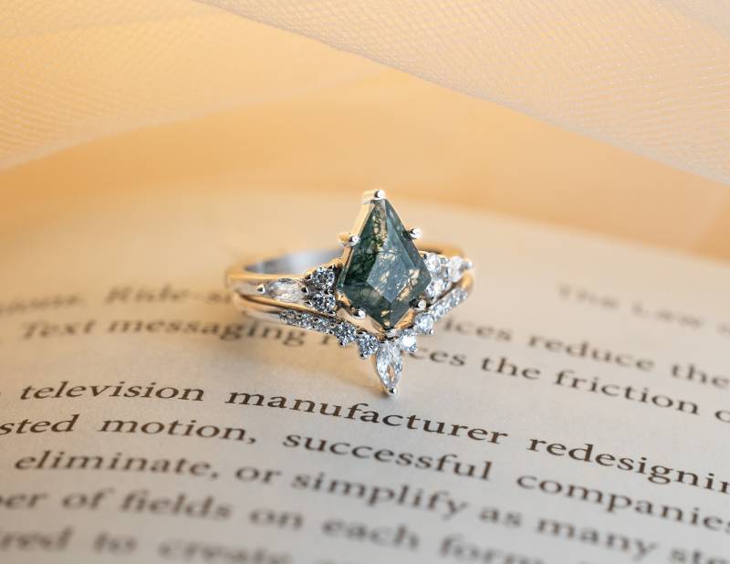 Drachen Schliff Grüner Moos Achat Ring Sterling Silber & Cz Akzente Drachen Schliff Grüner Moos Achat Ring Sterling Silber & Cz Akzente von Mureti