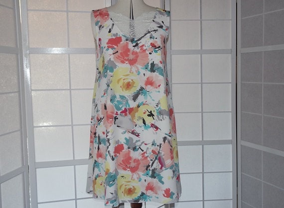 Trapezkleid, Sommerkleid, Weites Kleid, Ärmelloses Polyester Pfannkuchen Blumenkleid, Helle Töne, Zeremonie Kleid von MurielleJBCreations