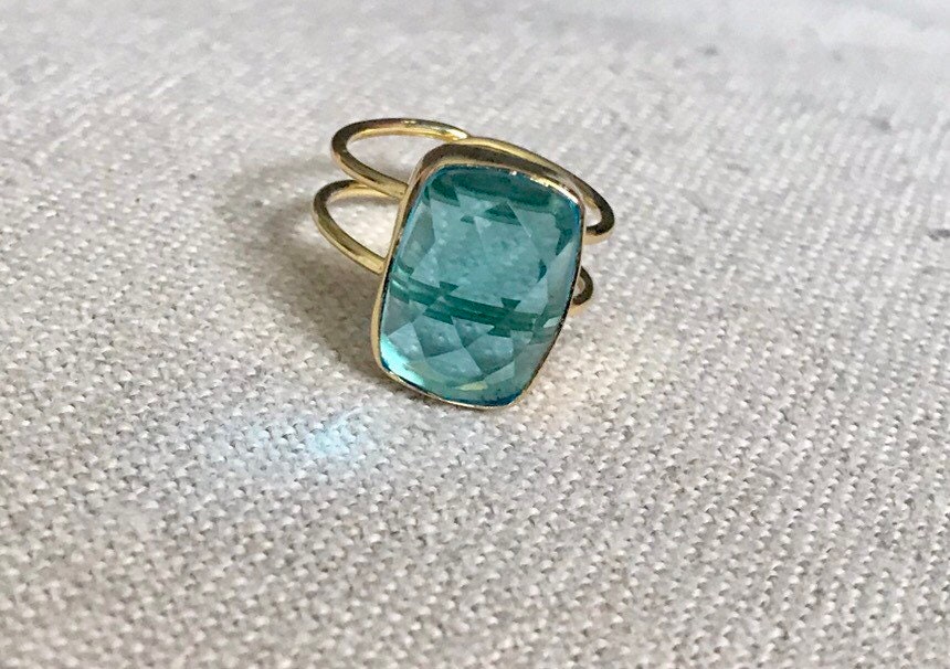 Blauer Topas-Kristall Einstellbar Vergoldeter Ring Blauer Topas-Kristall Einstellbar Vergoldeter Ring von MurniCo