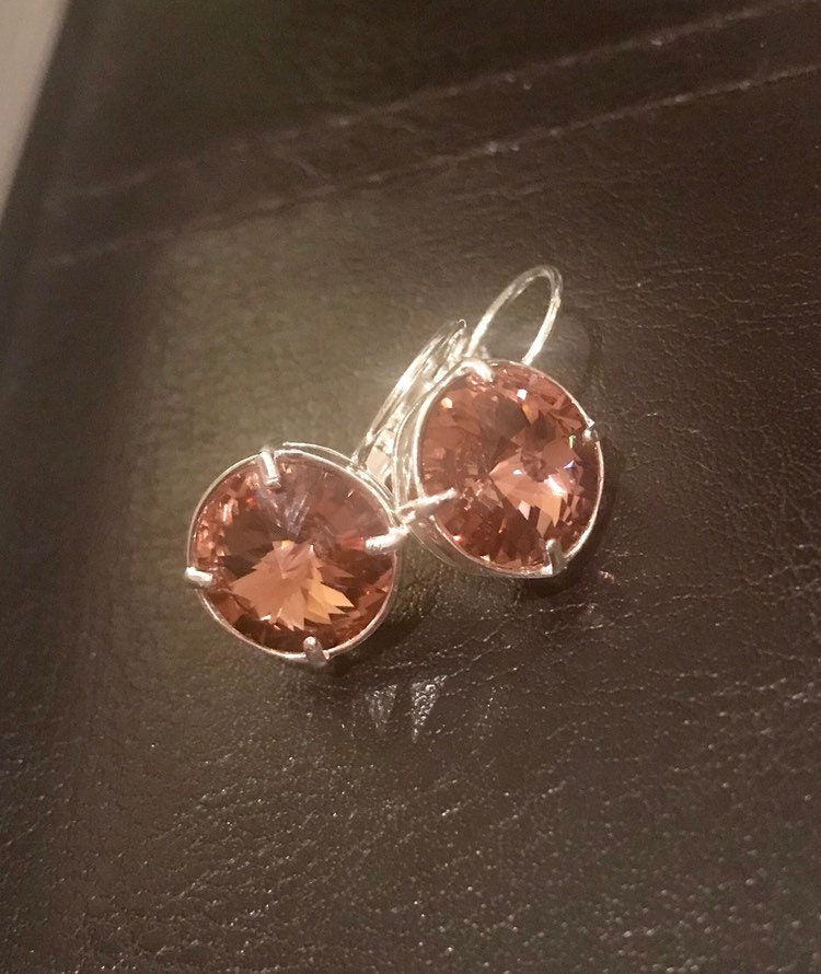 Blush Rosa, Runde 12 Mm, Auf Silber Überzogene Brisur Blush Rosa, Runde 12 Mm, Auf Silber Überzogene Brisur von MurniCo