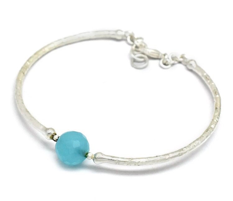 Facettierter Aqua Chalcedon, Gehämmertes Silberarmband Facettierter Aqua Chalcedon, Gehämmertes Silberarmband von MurniCo