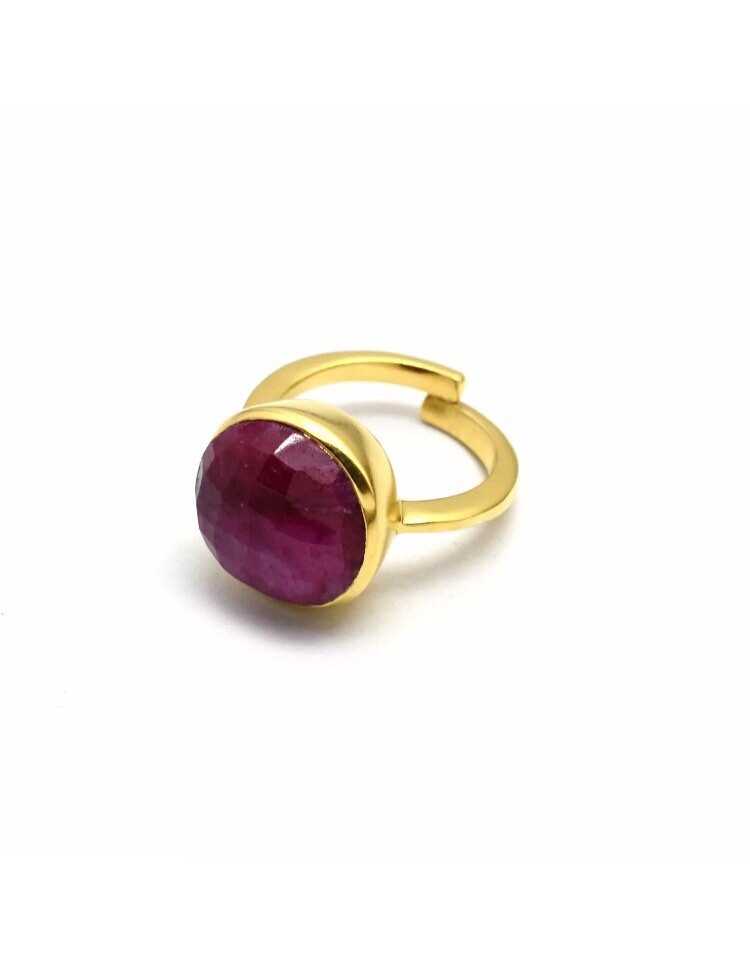 Facettierter Rubin, Verstellbarer 22K Vergoldeter Ring Facettierter Rubin, Verstellbarer 22K Vergoldeter Ring von MurniCo