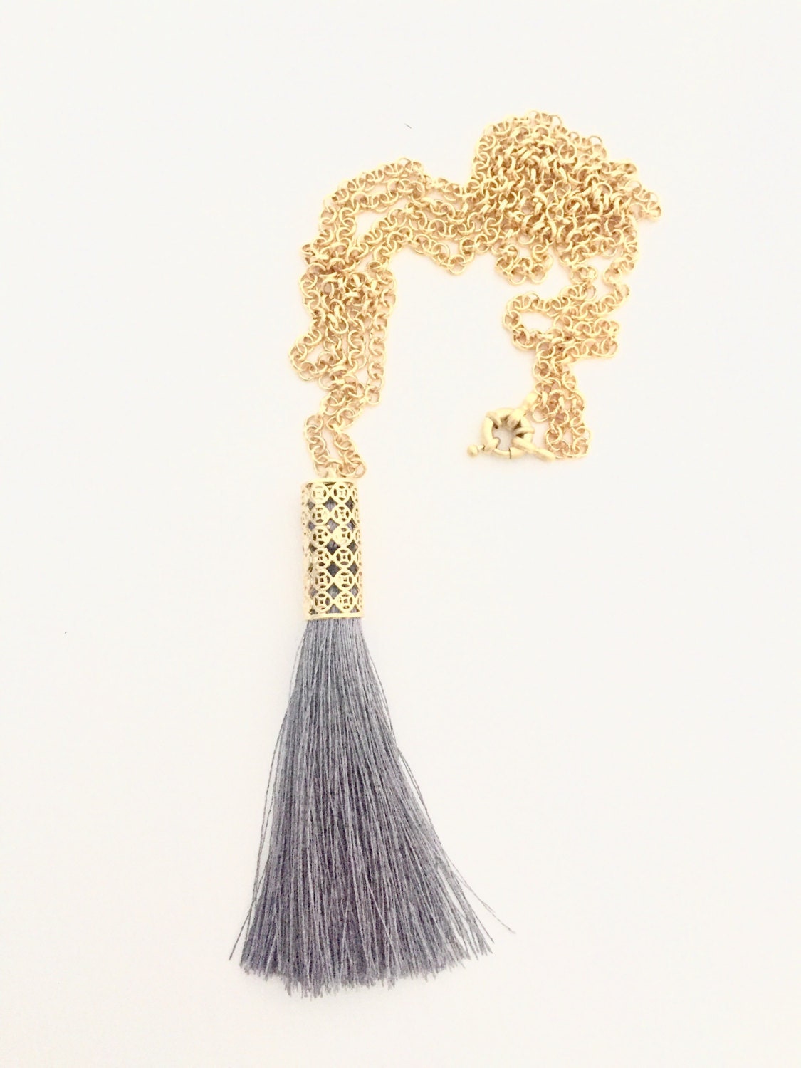 Grauer Tassle Auf 24K Vergoldete Rolo Kette Grauer Tassle Auf 24K Vergoldete Rolo Kette von MurniCo