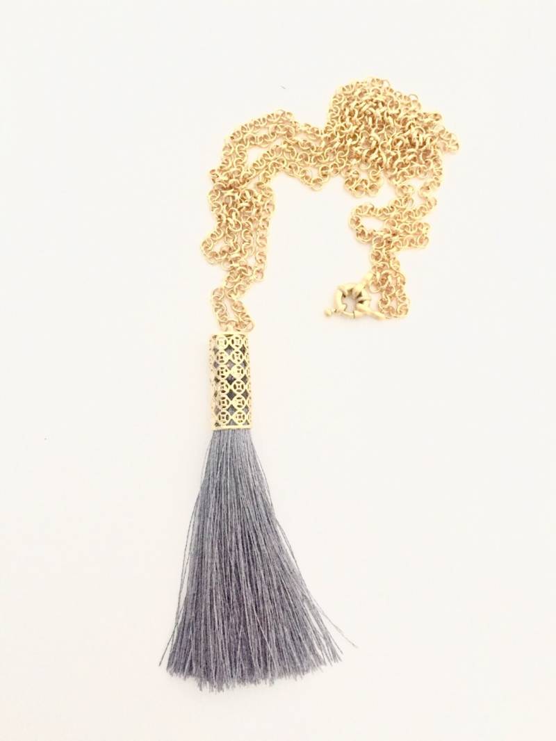 Grauer Tassle Auf 24K Vergoldete Rolo Kette Grauer Tassle Auf 24K Vergoldete Rolo Kette von MurniCo