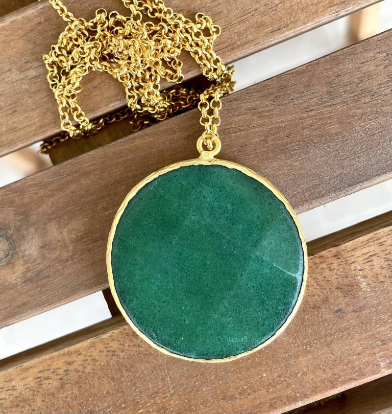 Grüne Jade | 42 Mm in 22K Mit Gold Rolo Kette Und Knebelverschluss von MurniCo