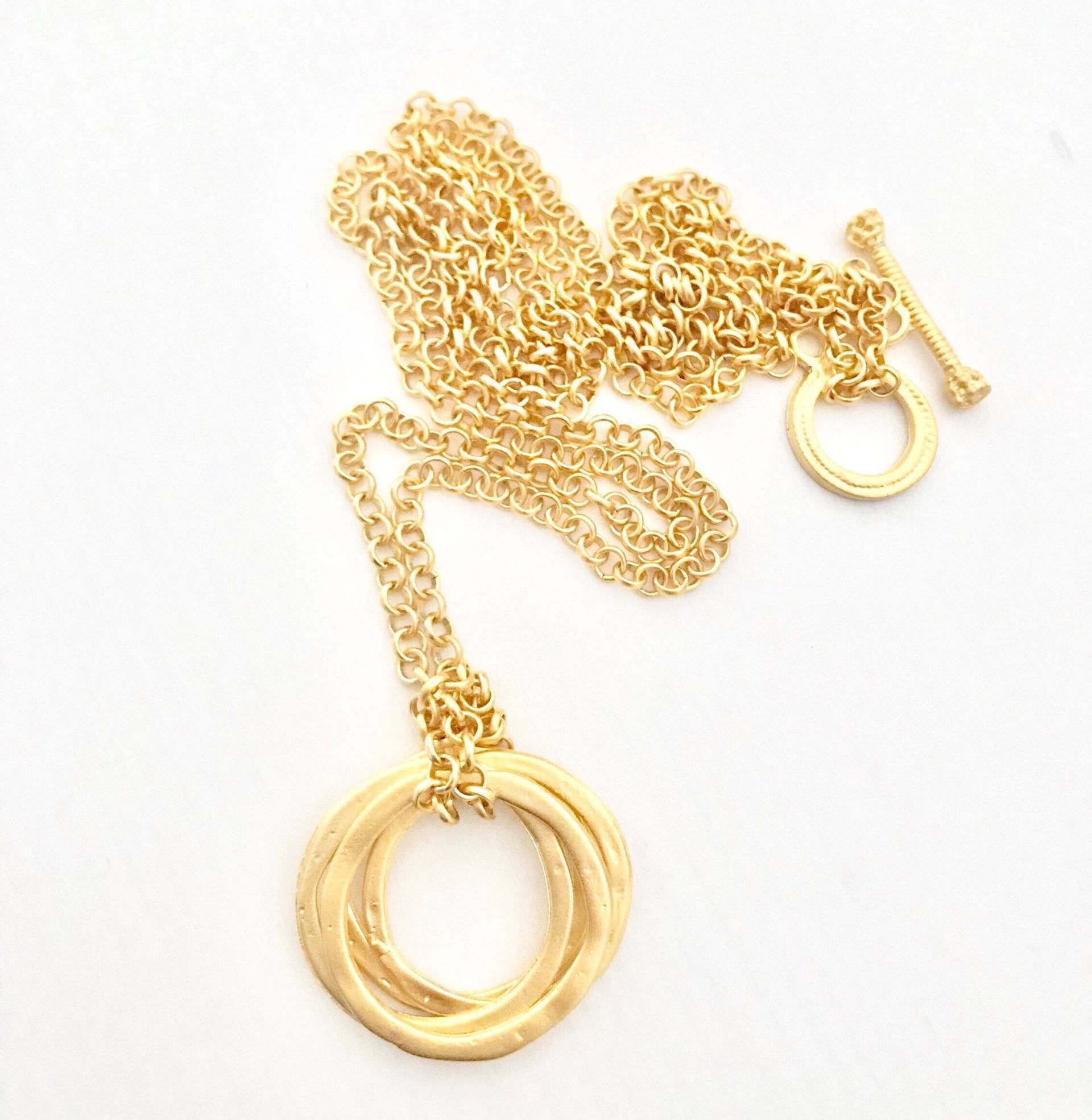 Lange Vier-Kreis-Halskette An Rolo-Kette, 22K Gold Auf Messing Lange Vier-Kreis-Halskette An Rolo-Kette, 22K Gold Auf Messing von MurniCo