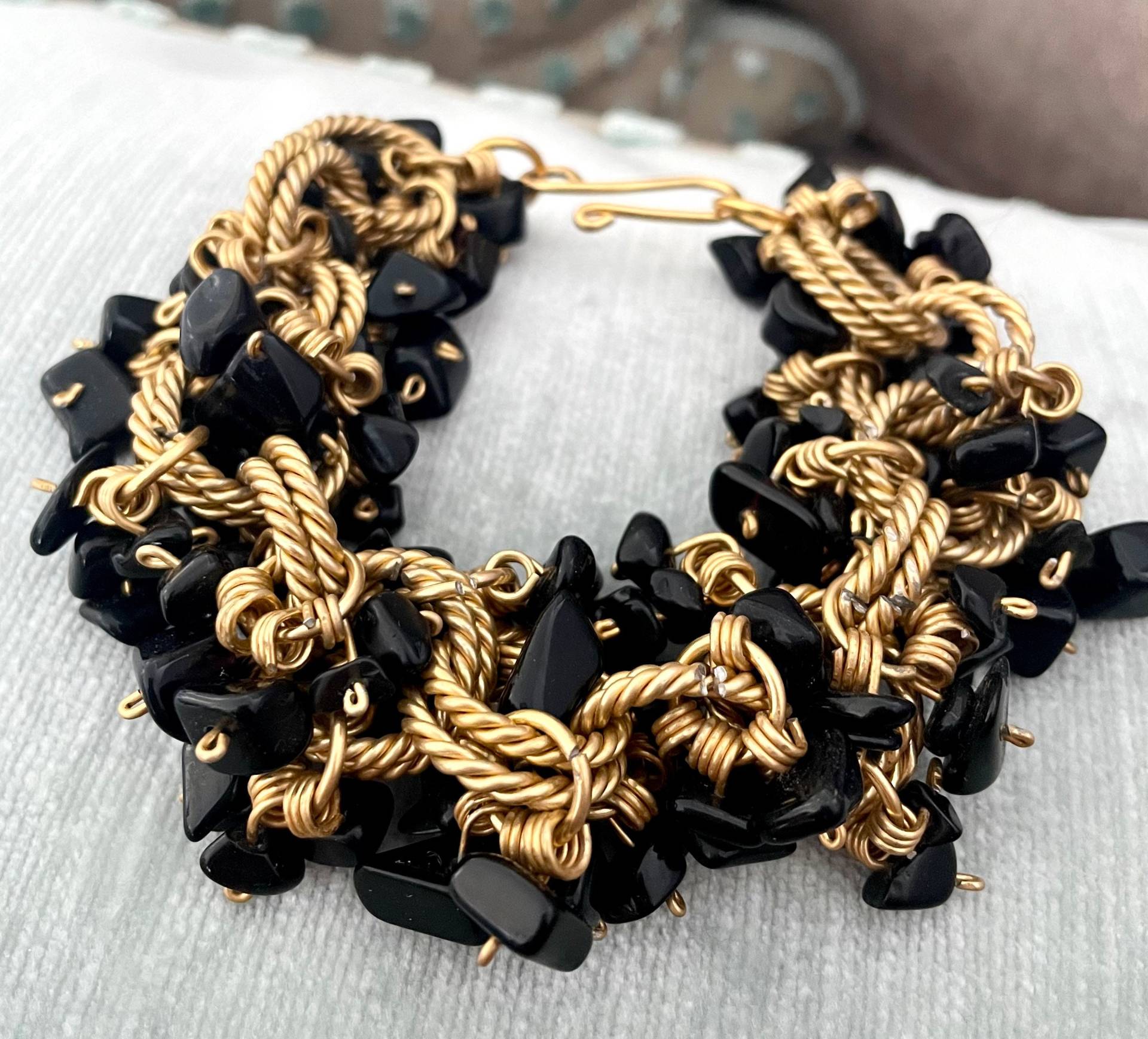 Onyx Splitter Armband Auf Golddraht Onyx Splitter Armband Auf Golddraht von MurniCo