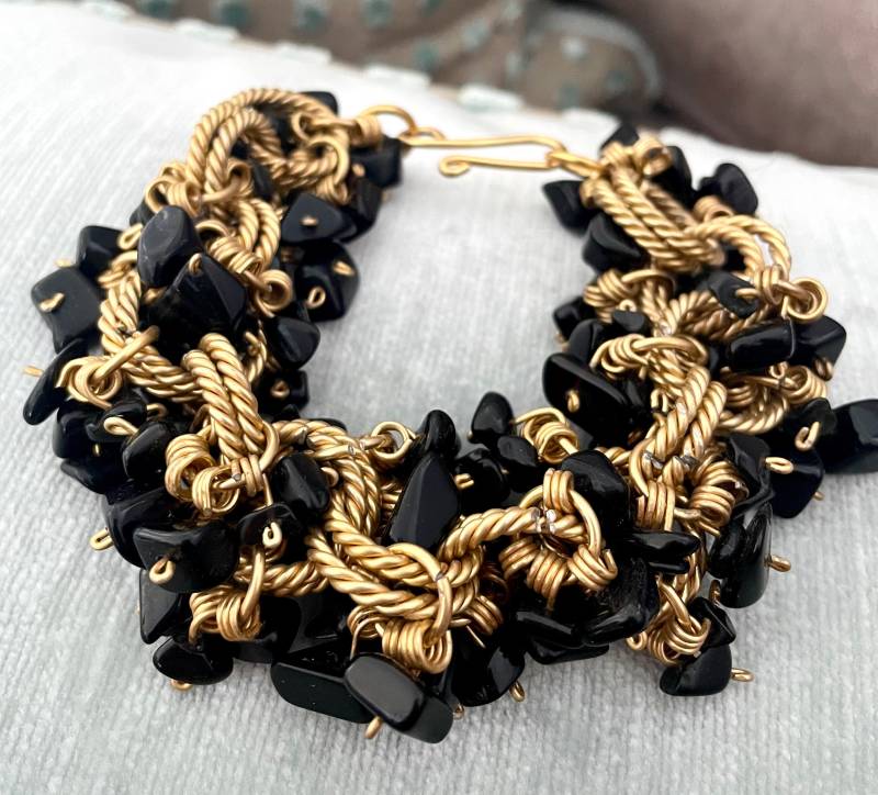 Onyx Splitter Armband Auf Golddraht von MurniCo