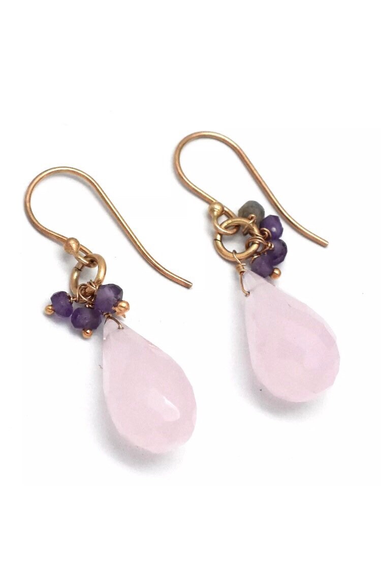 Rosenquarz & Amethyst Tropfen Ohrringe, An Plattiertem Roségold Rosenquarz & Amethyst Tropfen Ohrringe, An Plattiertem Roségold von MurniCo