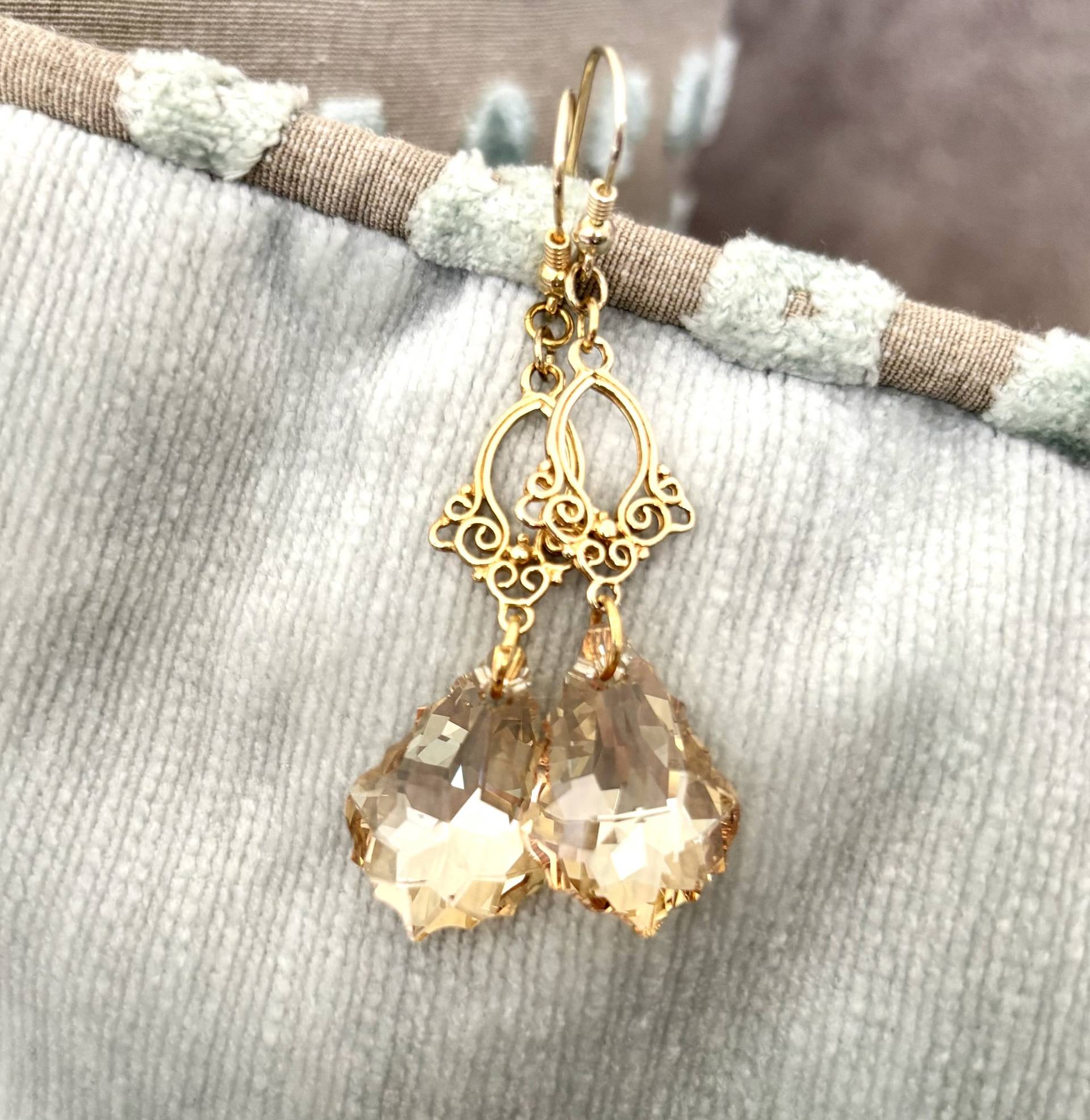 Swarovski Golden Shadow Barock Kronleuchter Ohrring Swarovski Golden Shadow Barock Kronleuchter Ohrring von MurniCo