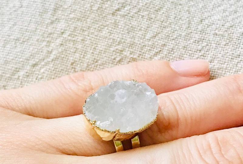 Weiß Druzy Quarz Einstellbar Gold Ring Weiß Druzy Quarz Einstellbar Gold Ring von MurniCo