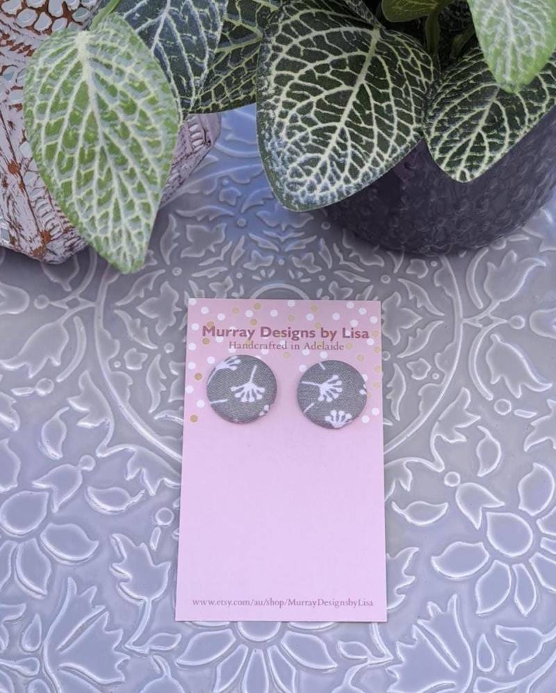 stoffknopf Ohrringe Im Floralen Design stoffknopf Ohrringe Im Floralen Design von MurrayDesignsbyLisa
