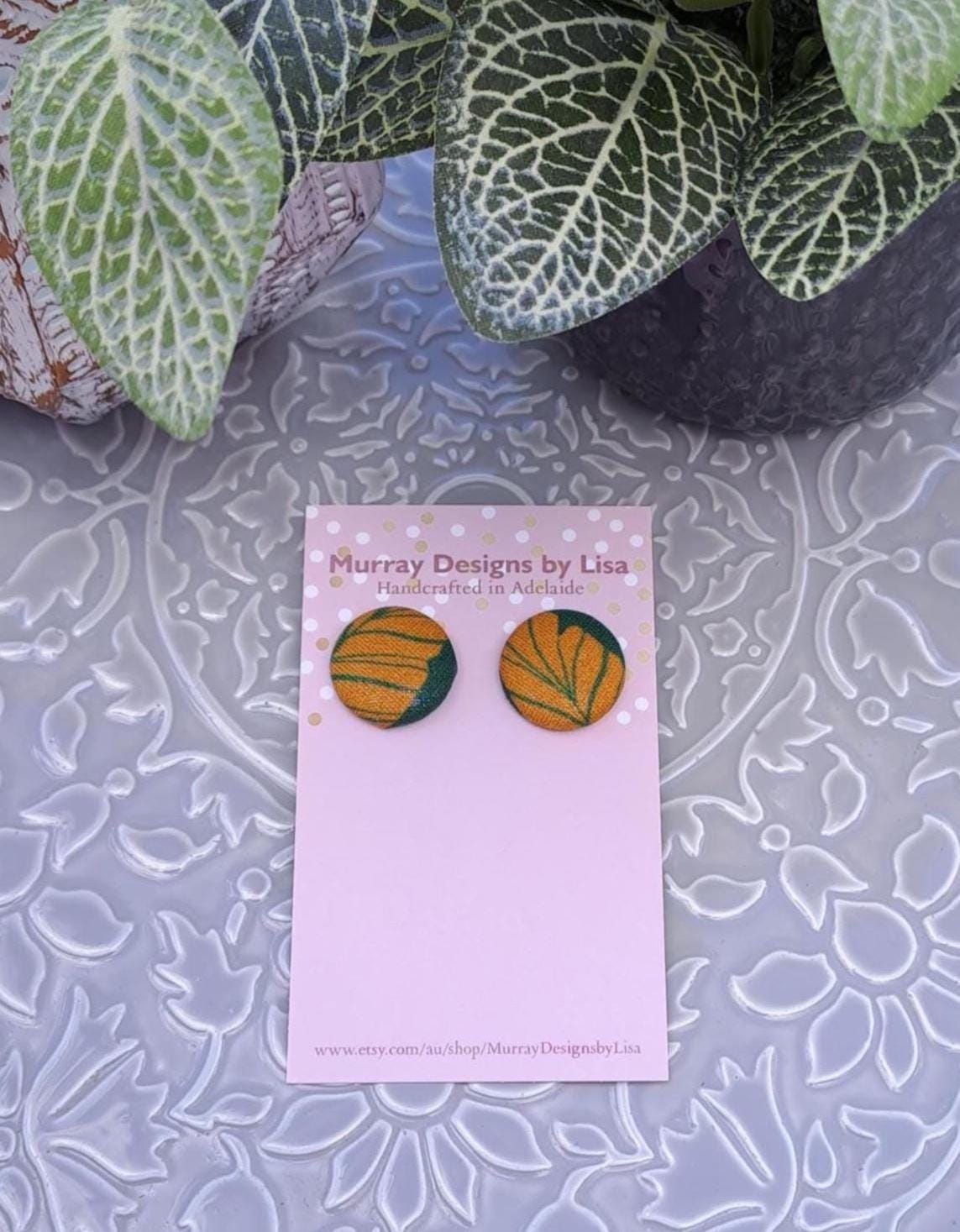 stoffknopf Ohrringe Mit Blätter stoffknopf Ohrringe Mit Blätter von MurrayDesignsbyLisa
