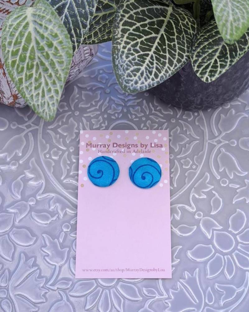 stoffknopf Ohrringe in Blau Mit Kringel stoffknopf Ohrringe in Blau Mit Kringel von MurrayDesignsbyLisa