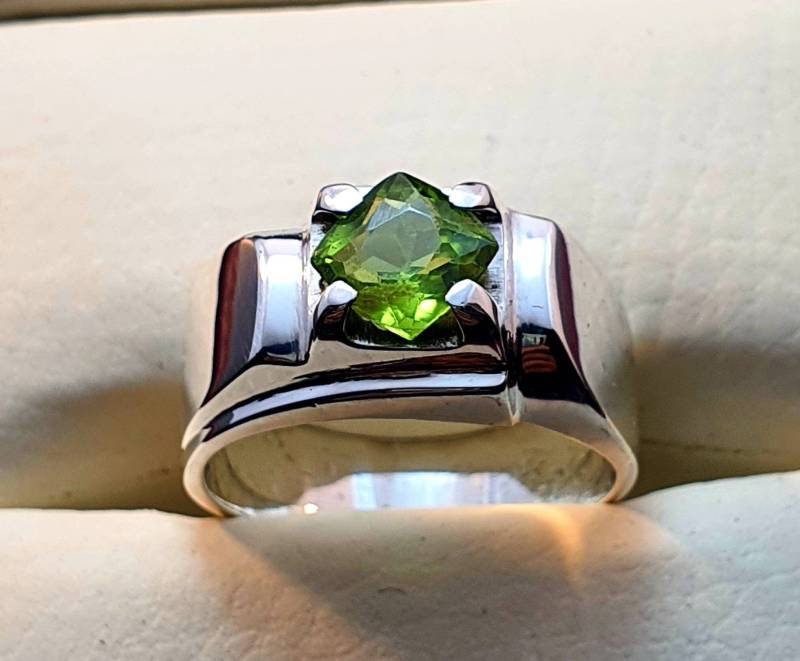 2 Karat Augenreinen Peridot Natürlich Unbeheizt Aus Kohistan Pakistan Tiefe Reiche Farbe Lebendige Grüne Limette Mit Feinsilber Ring von Murtazagems