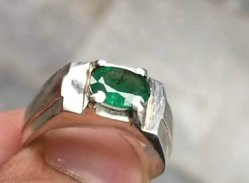 Natürlicher Unbeheizter Unbehandelter Sawat Smaragd Ring Dunkelgrün Für Männer Und Frauen von Murtazagems