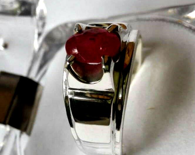 Natürlicher Yaqoot Rubin Für Frauen, Dunkelrotes Taubenblut Aus Sterling Silber, Nicht Erhitzt von Murtazagems