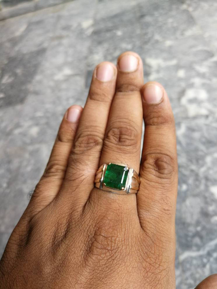 Riesiger Natürlicher Unbehandelter Smaragd Ring Herren Spirituelles Herz Chakra Set in 22 Kt Gelbgold von Murtazagems