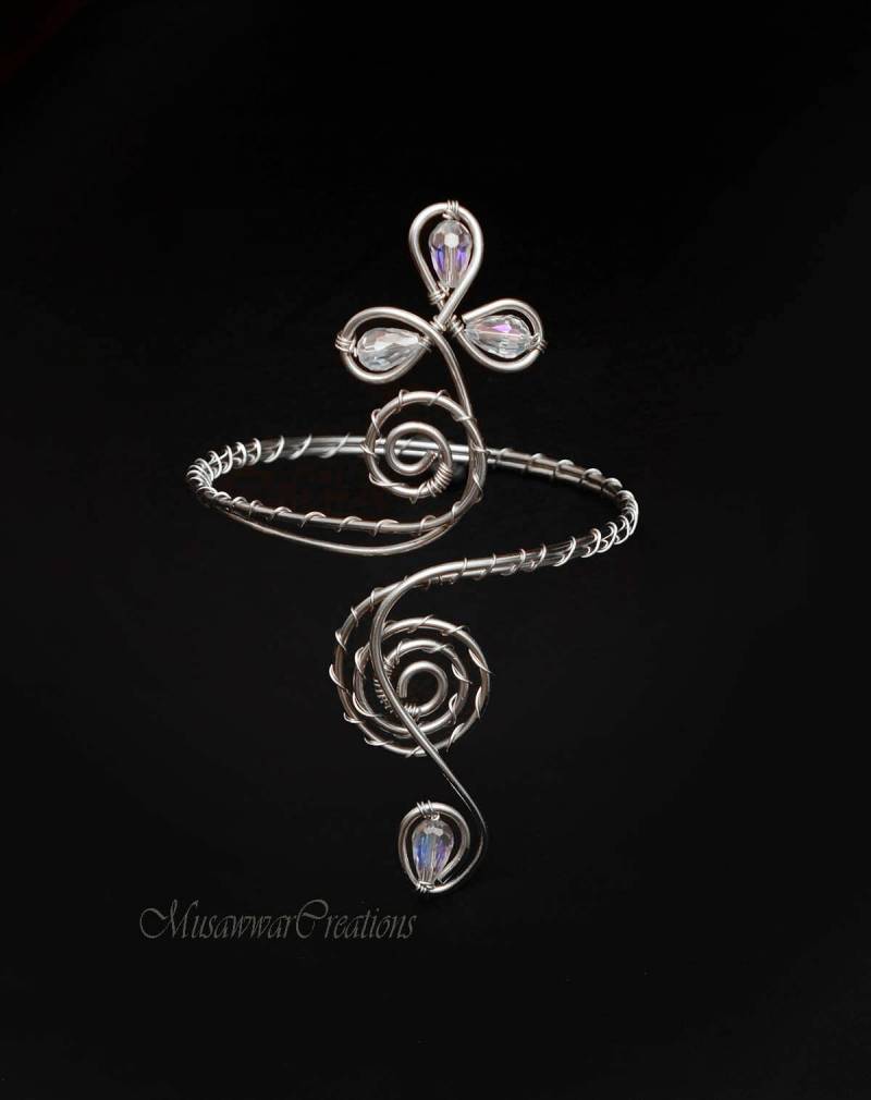 Braut Armschmuck Versilberte Kupfer-Wirbel-Design Oberarm-Manschette, Klare Kristallperlen Armmanschette, Versilberte Kupferdraht-Manschette von MusawwarCreations