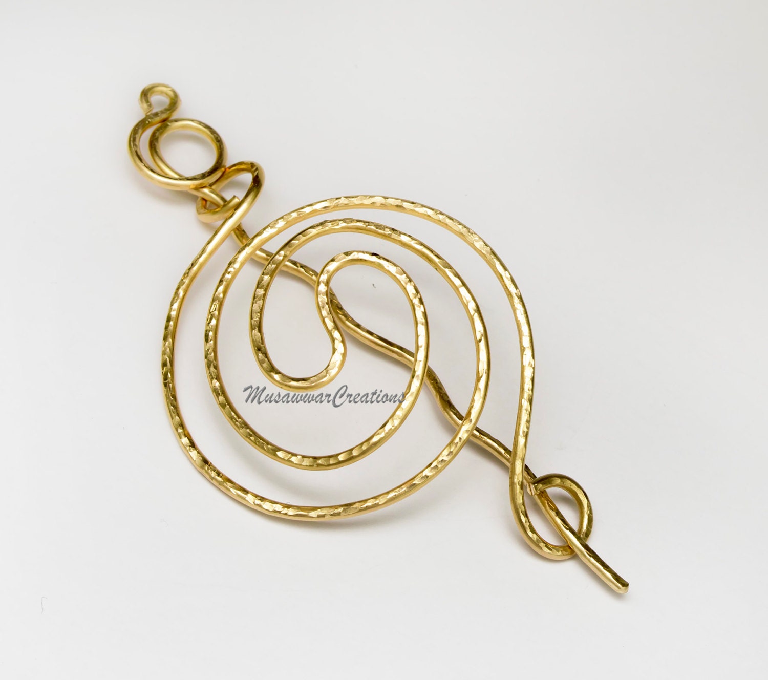 Gehämmerter Messing Haarknoten Halter Gold Spiral Haarnadel von MusawwarCreations