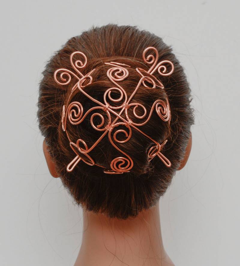Handgefertigte Kupfer Spirale Haarknoten Käfig Gehämmerte Haarspange von MusawwarCreations