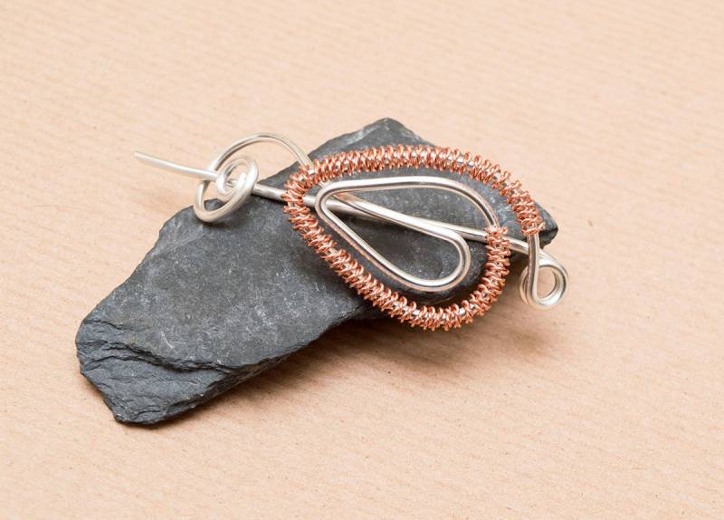 Handgefertigte Schalnadel Aus Gedrehtem Kupferdraht von MusawwarCreations