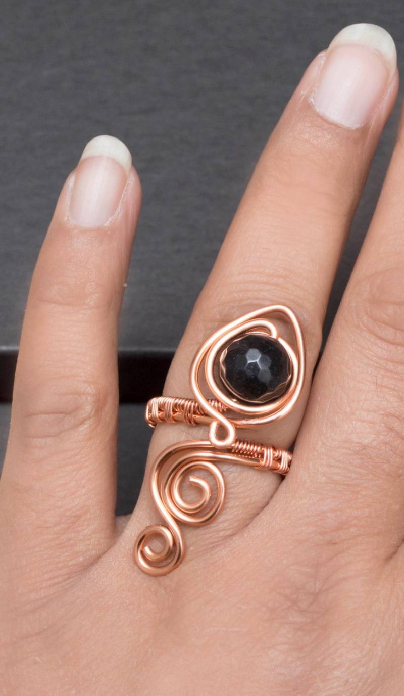 Handgemachter Kupferdraht Ring Mit Achat.kupfer Verstellbar von MusawwarCreations