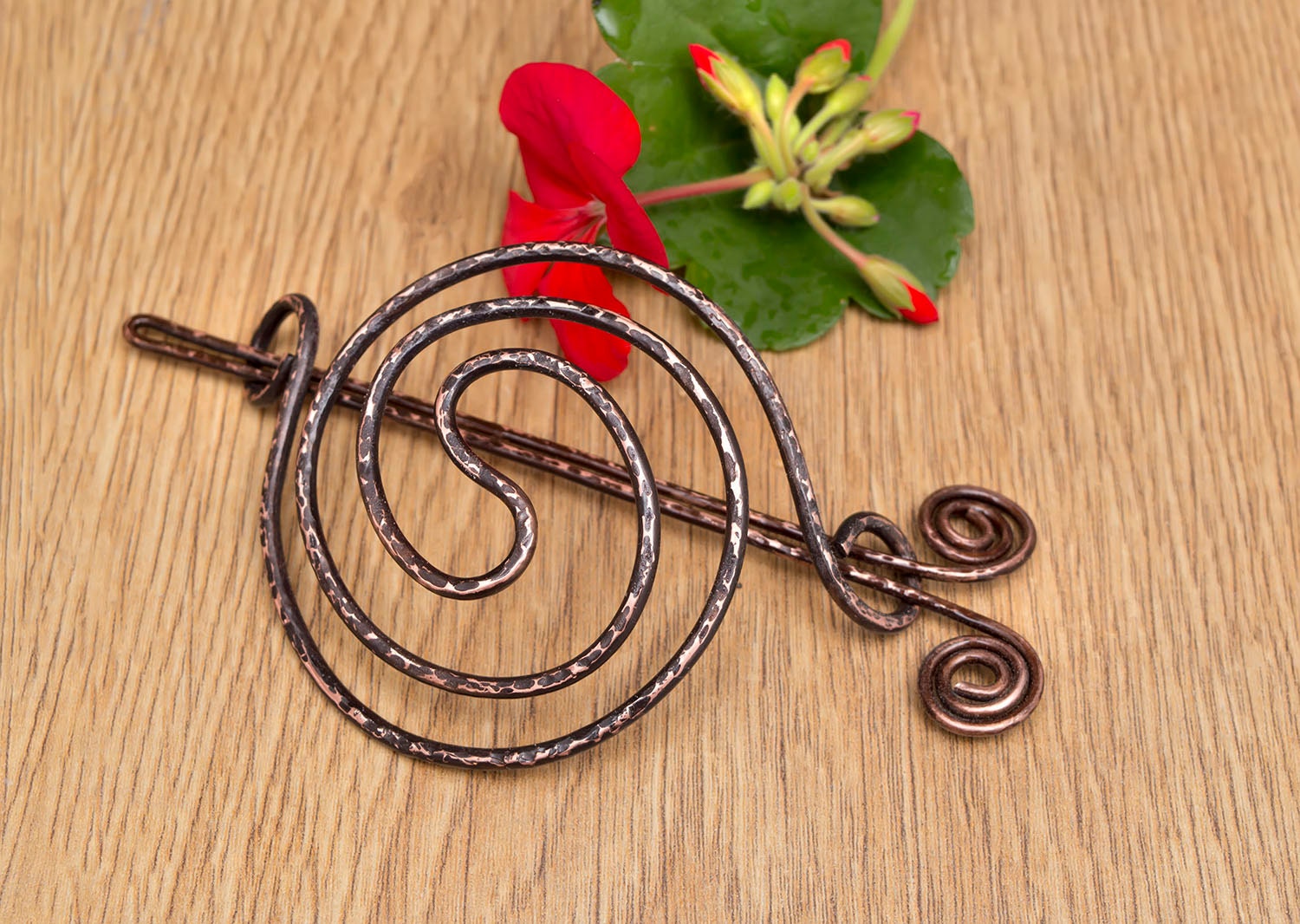 Oxidiertes Kupfer Haarknotenhalter Gehämmerte Spirale Haarspange Oxidiertes Kupfer Haarknotenhalter Gehämmerte Spirale Haarspange von MusawwarCreations