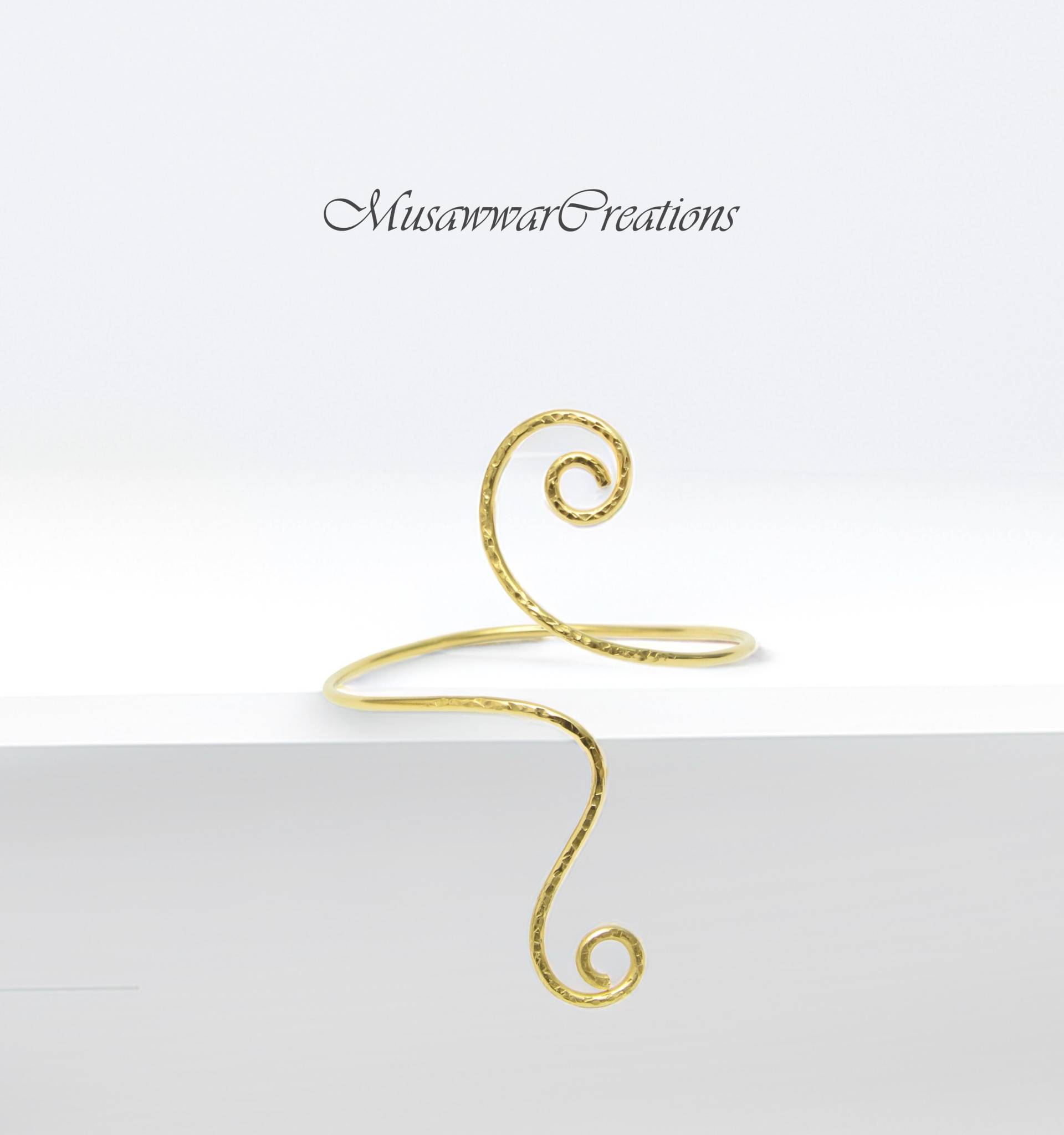 Strukturierte Messing Spirale Armmanschette - Verstellbare Statement Schmuck von MusawwarCreations