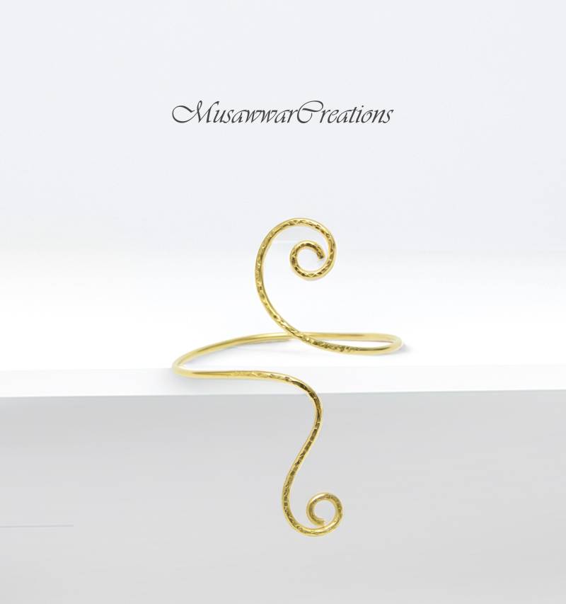 Strukturierte Messing Spirale Armmanschette - Verstellbare Statement Schmuck von MusawwarCreations