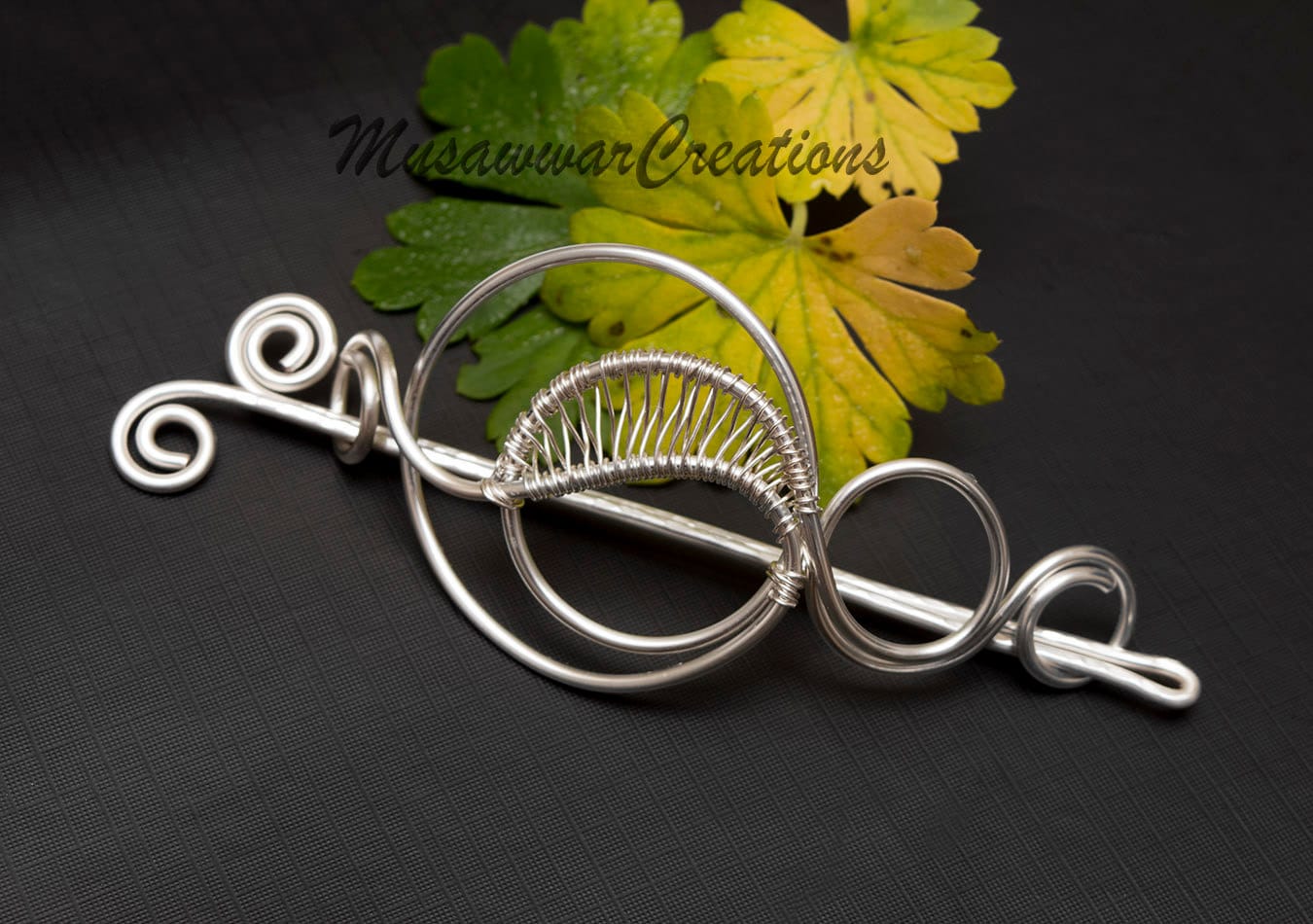 Versilberte Haarspange Gewebte Draht-Brötchen-Brosche von MusawwarCreations