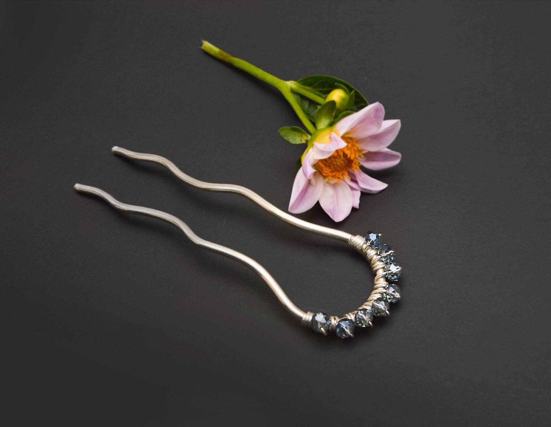 Versilberte Kupfer Haargabel Multiton Glasperlen-Brötchenhalter Versilberte Kupfer Haargabel Multiton Glasperlen-Brötchenhalter von MusawwarCreations