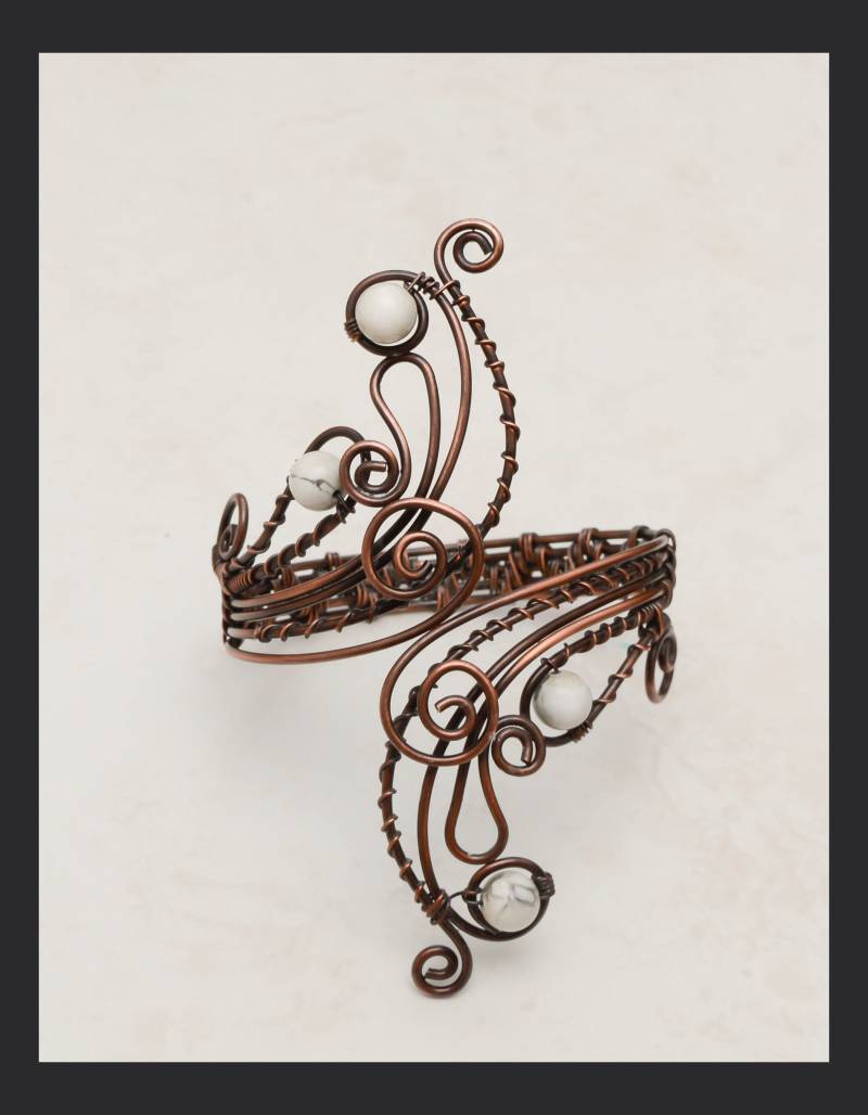 Weiß & Grau Howlite Steine Antike Kupfer Armband Manschette, Verstellbare Handgemachte von MusawwarCreations