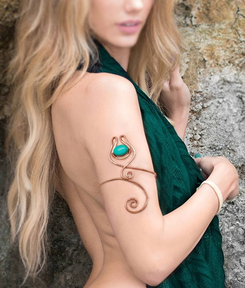 statement Neue Design Kupfer Armmanschette, Texturierte Kupferdraht Gewickelt Armband Manschette von MusawwarCreations