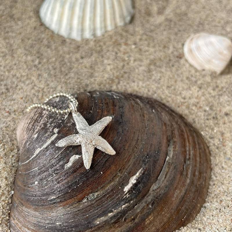 Seestern Anhänger Silber - Maritimer Schmuck, Handgemachter Anhänger, Geschenkidee Für Meeresliebhaber & Ostsee-Fans Seestern Anhänger Silber - Maritimer Schmuck, Handgemachter Anhänger, Geschenkidee Für Meeresliebhaber & Ostsee-Fans von Muscheliges