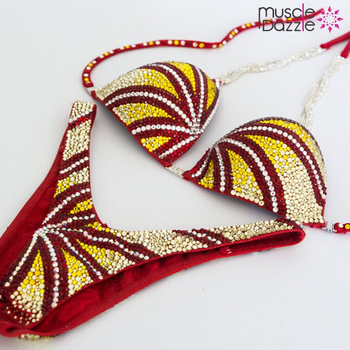 Roter Figuren Posing Suit | Fs146 von MuscleDazzle