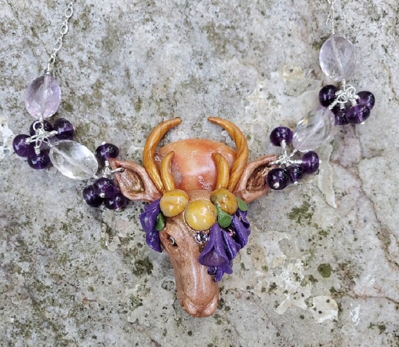 Hirsch Kopf Halskette Mit Foxgloves Und Amethyst Hirsch Kopf Halskette Mit Foxgloves Und Amethyst von MuseHill