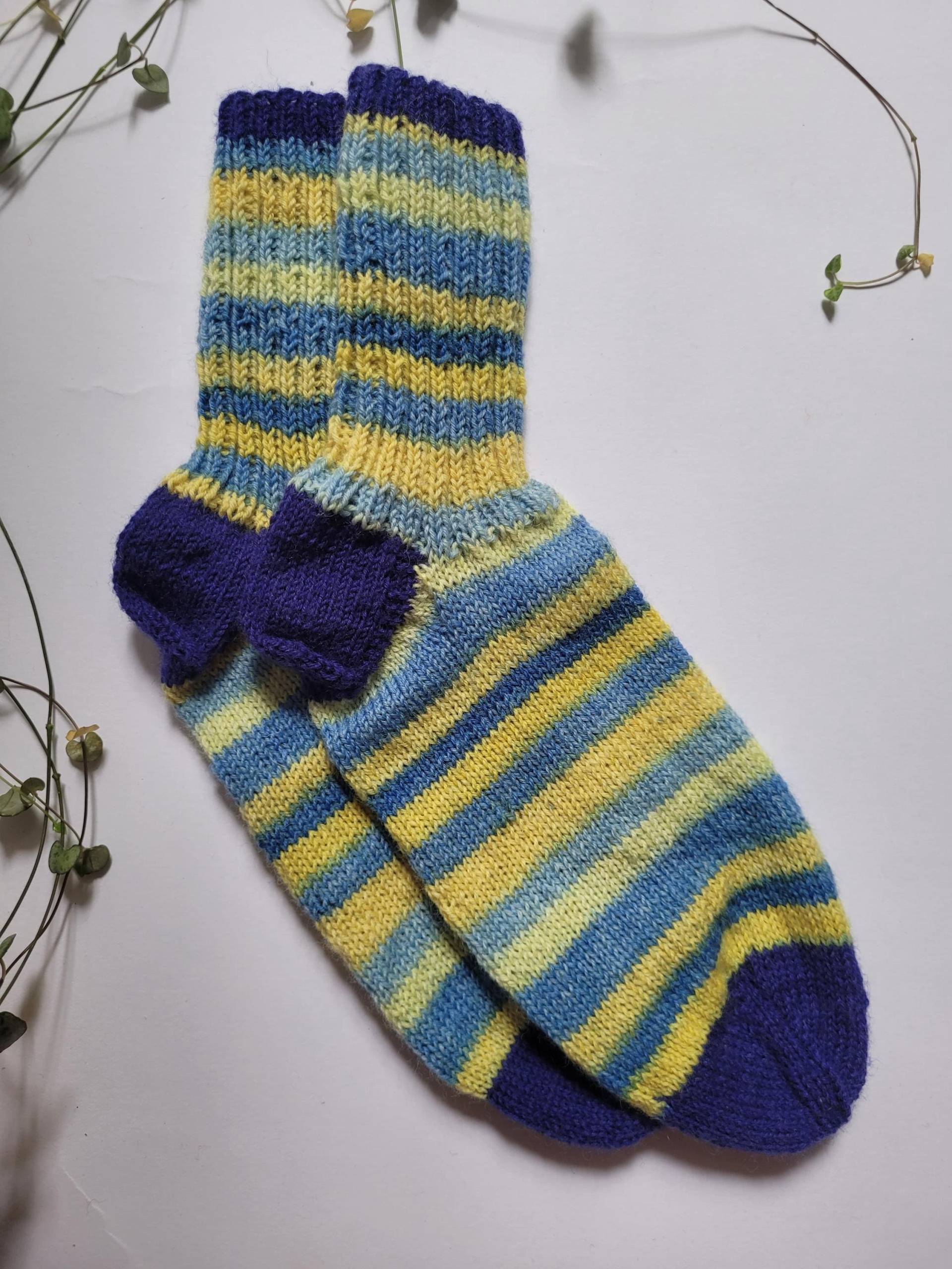 Blau-Gelb Gestreifte Kuschelsocken - Gr. 43 von Musestunde