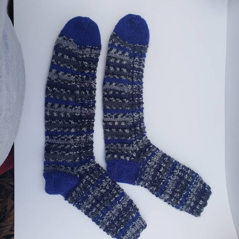 Blau-Graue Socken Handgestrickt - Gr. 48 von Musestunde