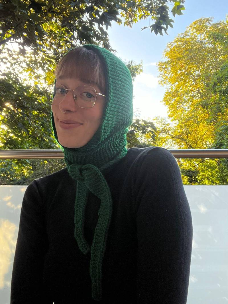 Grüner Kapuzenschal - Handgestrickt von Musestunde
